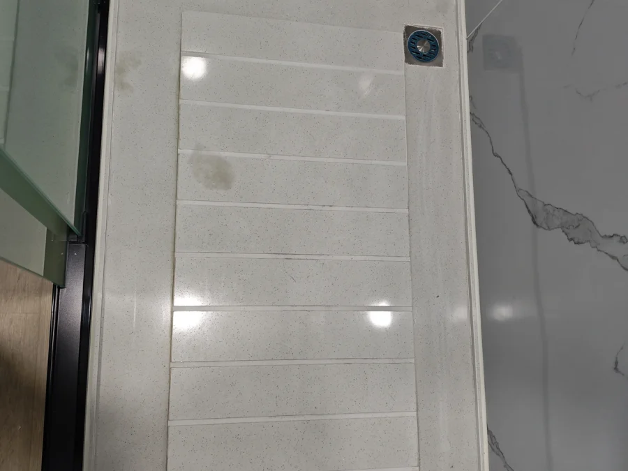 20ft expandable container house bathroom with marble-look wall panels
