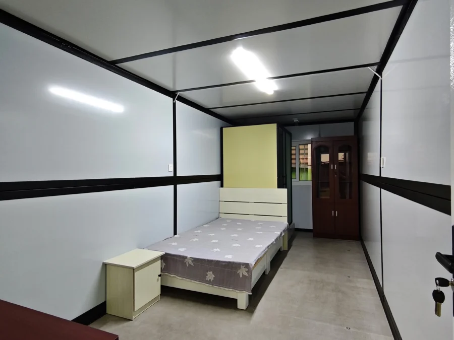 Waist-fold container house expanded interior corridor